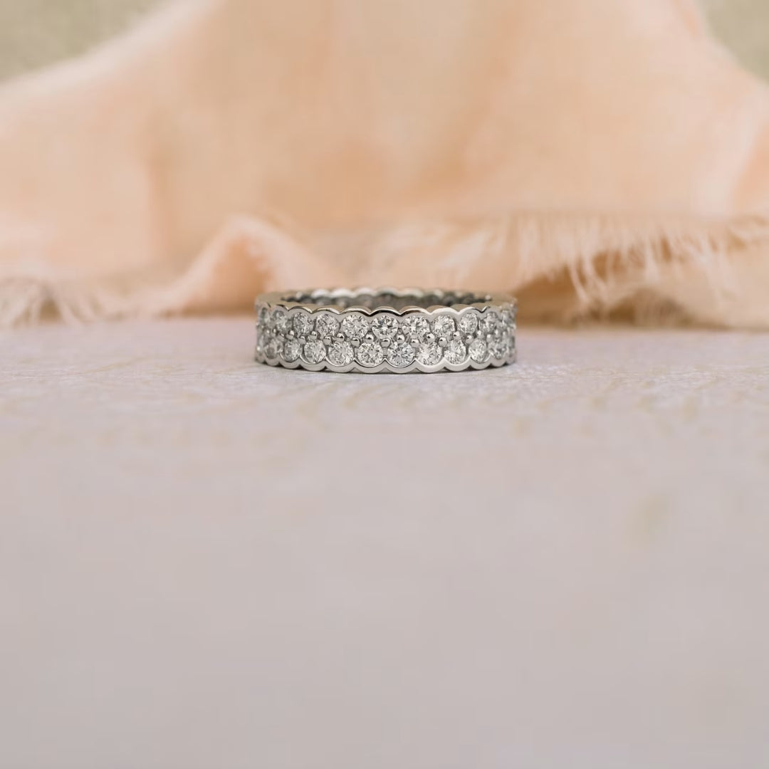 Magnificient Round Cut Diamond Wedding Band