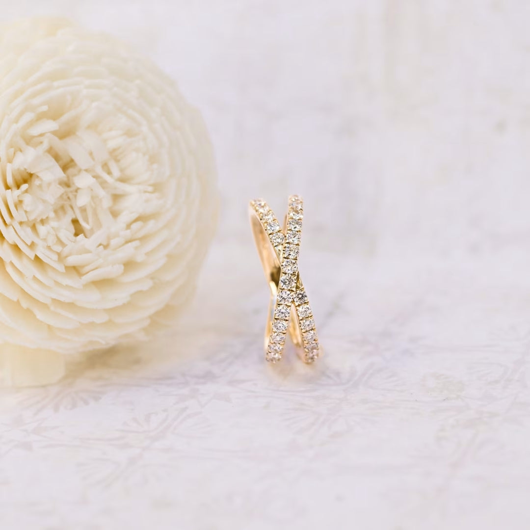 Resplendent-looking Round Cut Diamond Engagement Band