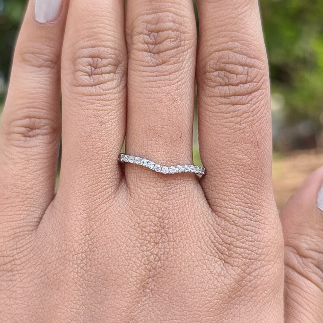 Prettifying Round Cut Diamond Anniversary Band