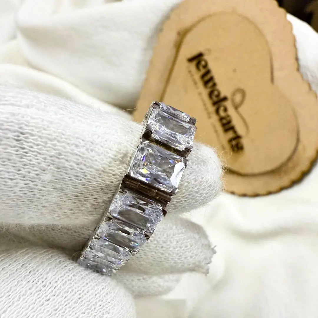 Radiant-Cut Diamond Bracelet for Timeless Luxury Jewel Carts