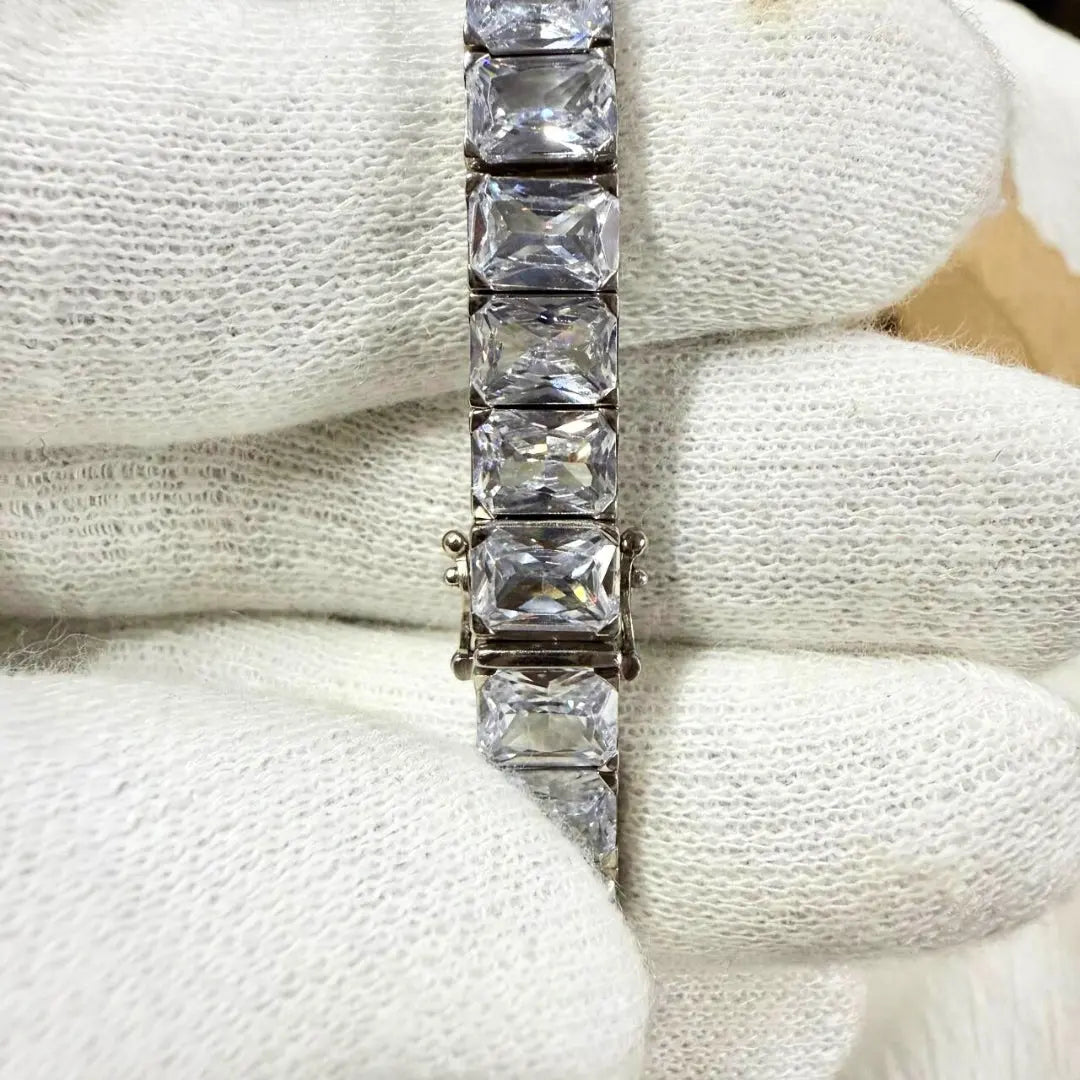 Radiant-Cut Diamond Bracelet for Timeless Luxury Jewel Carts