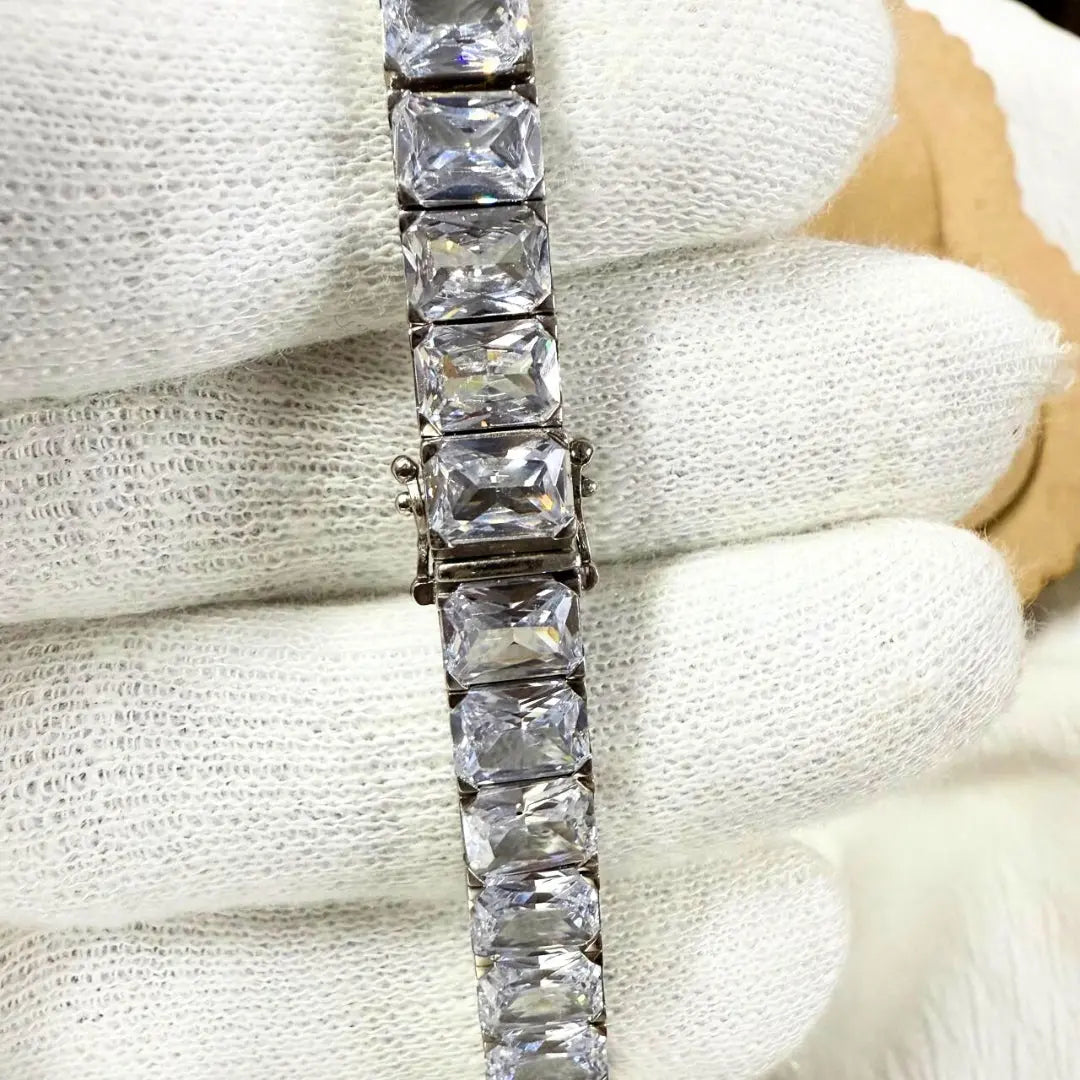 Radiant-Cut Diamond Bracelet for Timeless Luxury Jewel Carts