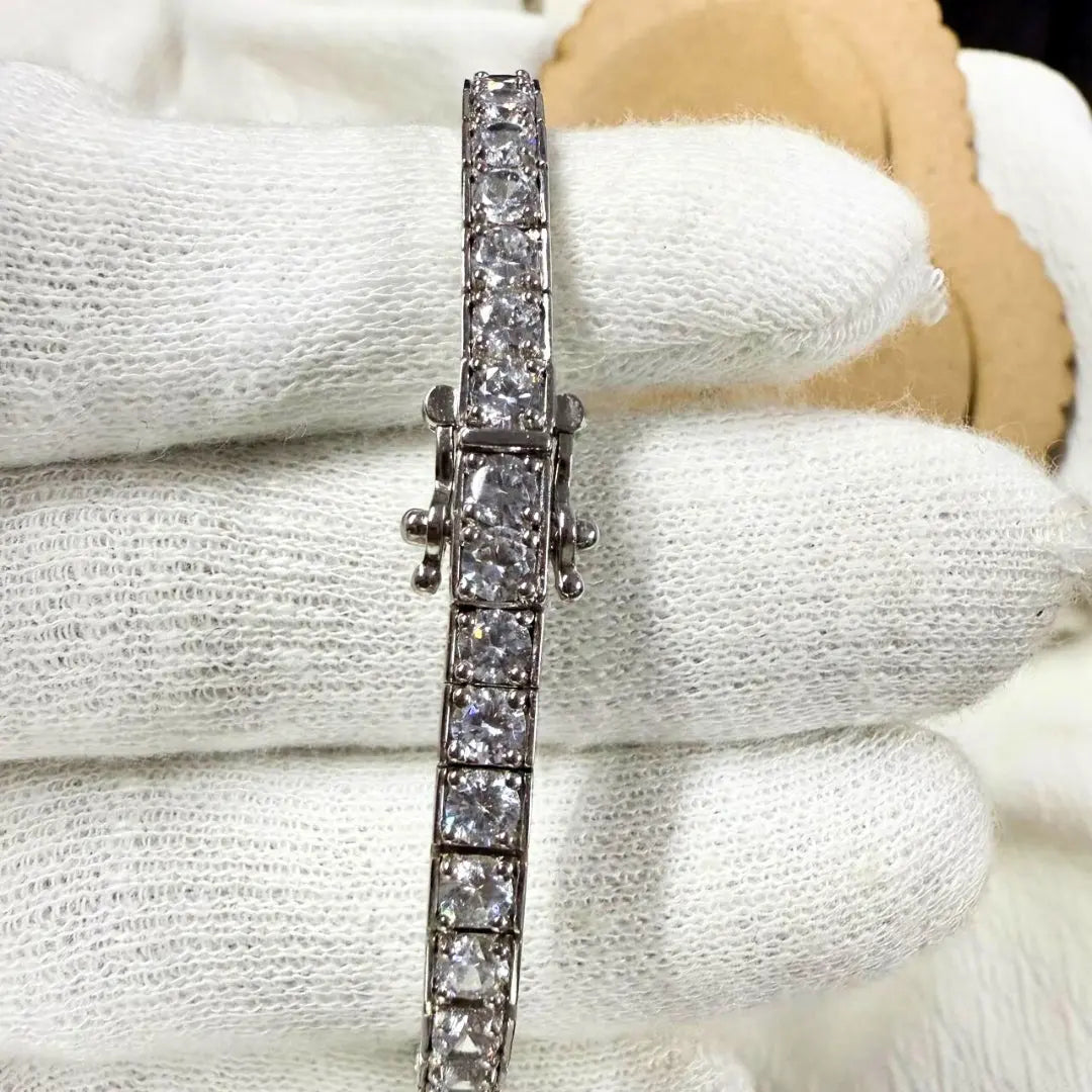 Round Diamond Bracelet for Modern Elegance Jewel Carts
