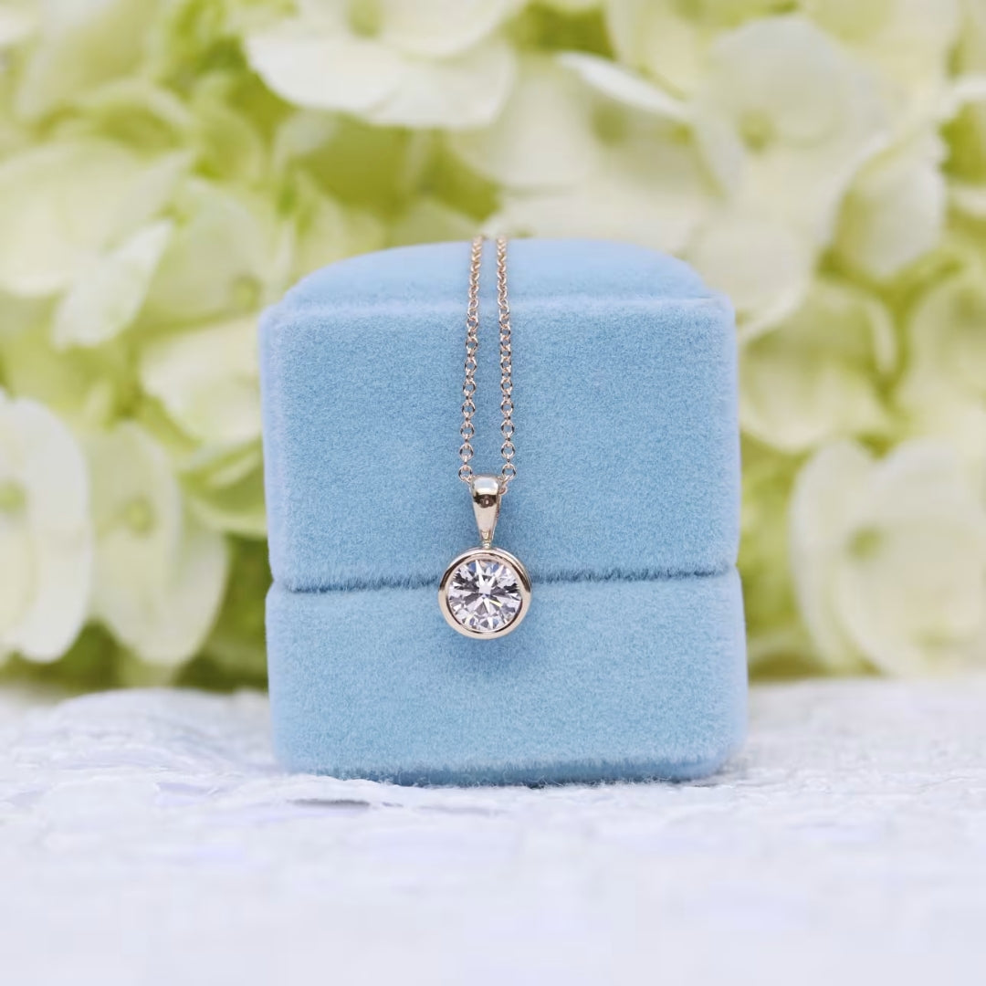 Wink Round Cut Diamond Necklace Jewel Carts