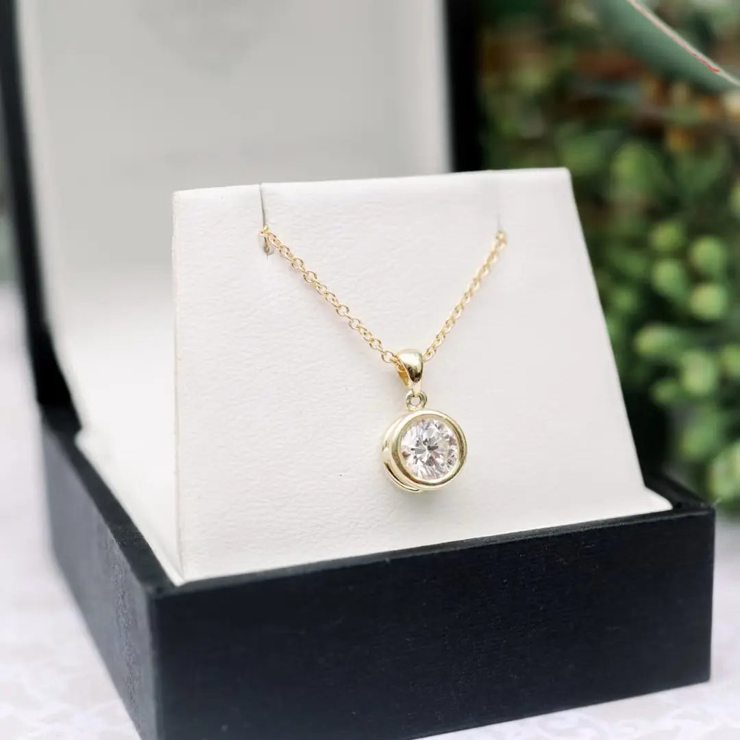 Wink Round Cut Diamond Necklace Jewel Carts