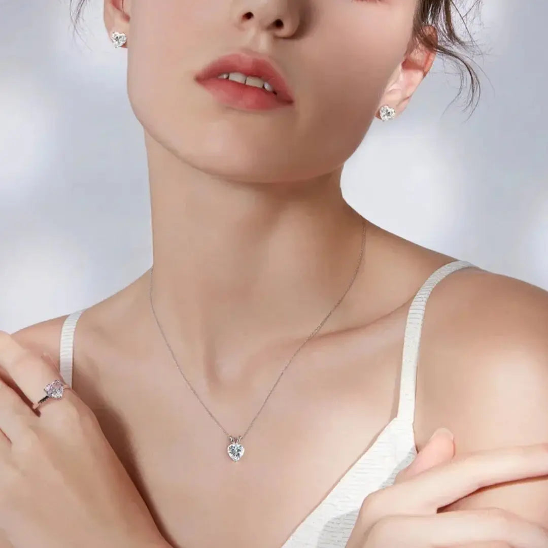 Adorning Your ring: The Comeback of Diamond ring and necklace