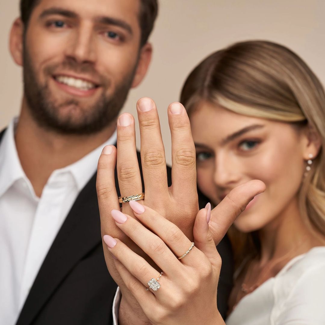 How Many Carats for an Engagement Ring: Selecting the Perfect Size