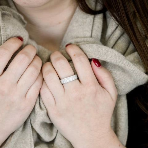 Breathtakingly Round Cut Diamond Wedding Band