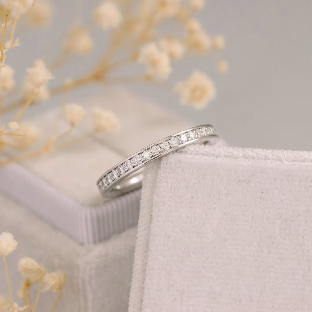 Stunned Round Cut Diamond Engagement Band