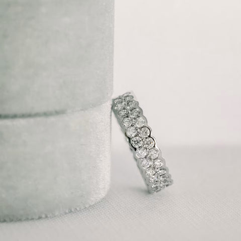 Magnificient Round Cut Diamond Wedding Band