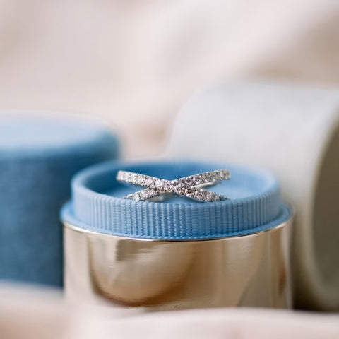 Resplendent-looking Round Cut Diamond Engagement Band