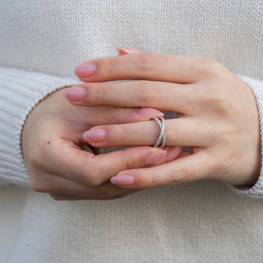 Resplendent-looking Round Cut Diamond Engagement Band