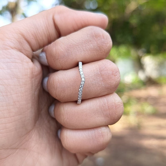 Prettifying Round Cut Diamond Anniversary Band