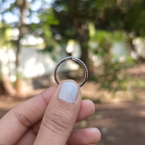 Prettifying Round Cut Diamond Anniversary Band