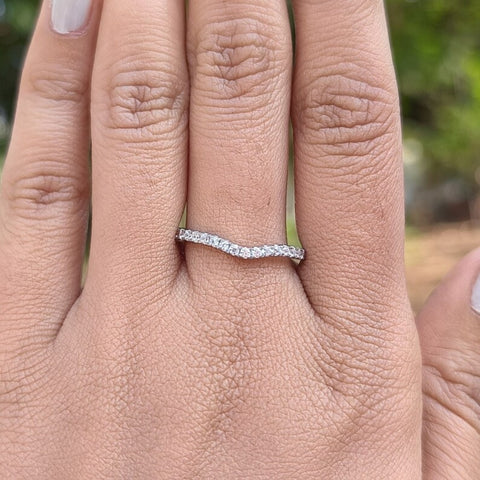 Prettifying Round Cut Diamond Anniversary Band