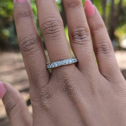 Prettify Round Cut Diamond Engagement Band