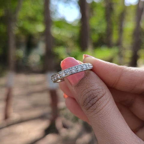 Prettify Round Cut Diamond Engagement Band