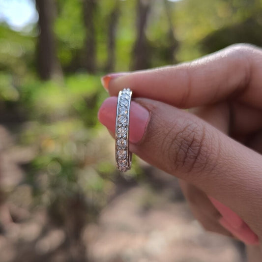 Prettify Round Cut Diamond Engagement Band