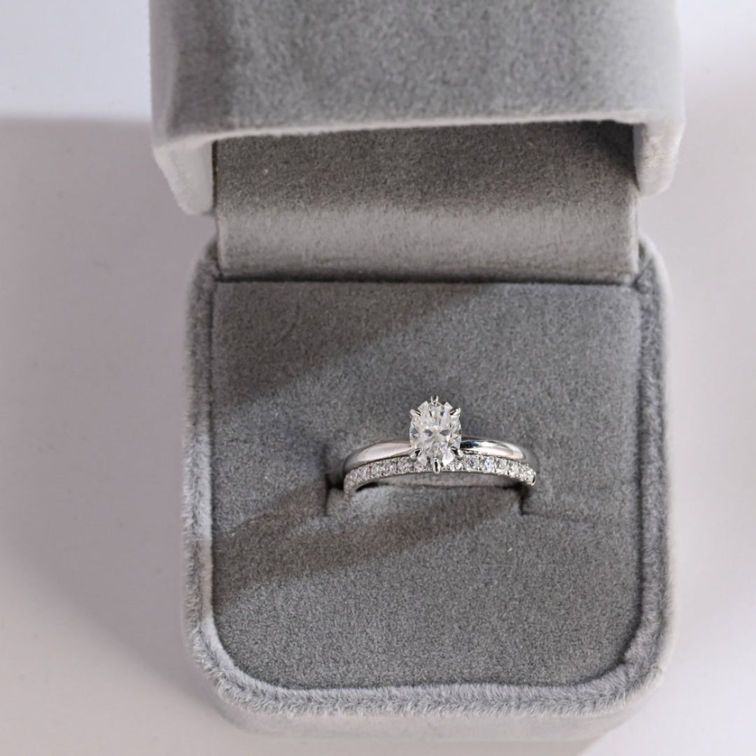 Entracingly Oval Cut Diamond Engagement Ring