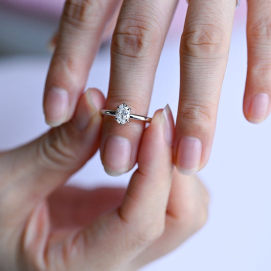 Entracingly Oval Cut Diamond Engagement Ring