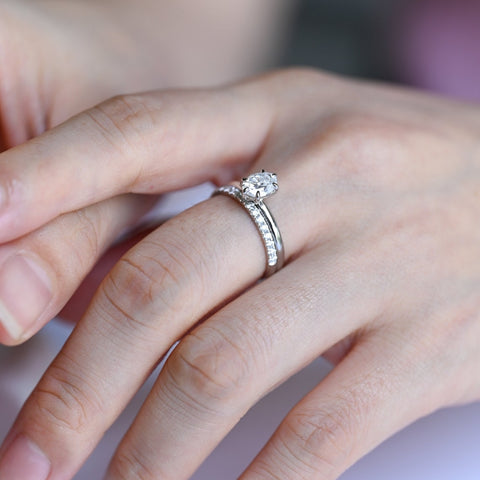 Entracingly Oval Cut Diamond Engagement Ring