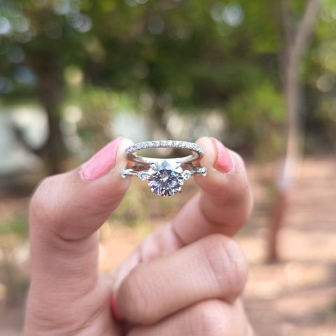 Soothing Round Cut Diamond Handmade Ring