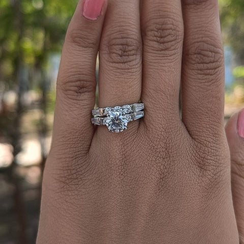 Globes Round Cut Diamond Engagement Ring