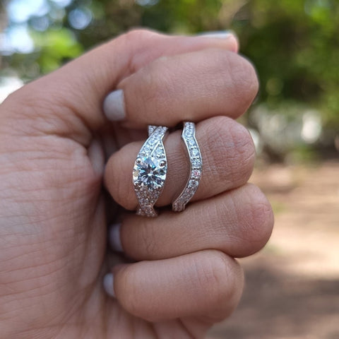 Catchy Round Cut Diamond Anniversary Ring