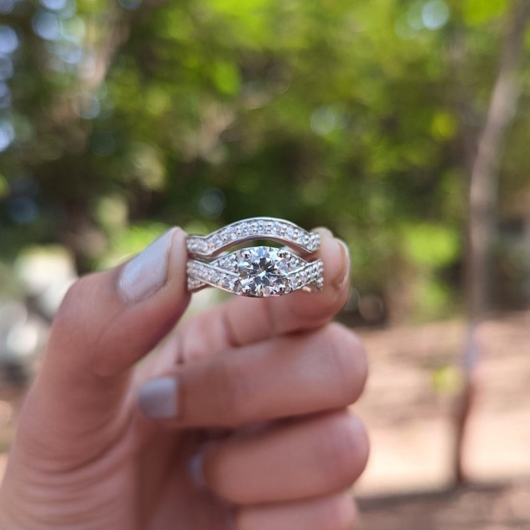 Catchy Round Cut Diamond Anniversary Ring