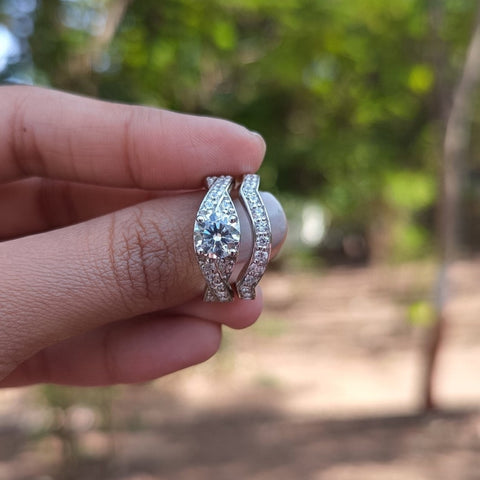 Catchy Round Cut Diamond Anniversary Ring