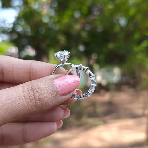 Jaunty Round Cut Diamond Handmade Ring