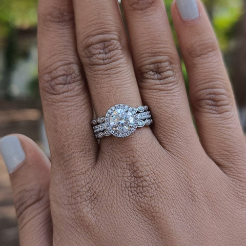 Especial Round Cut Diamond Engagement Ring