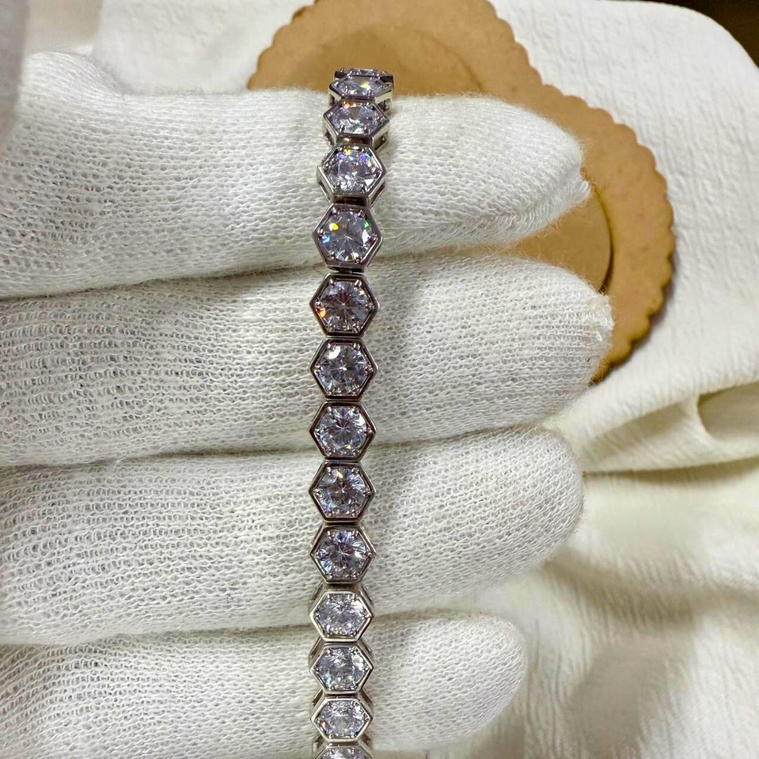 Round Diamond Bracelet in White Gold