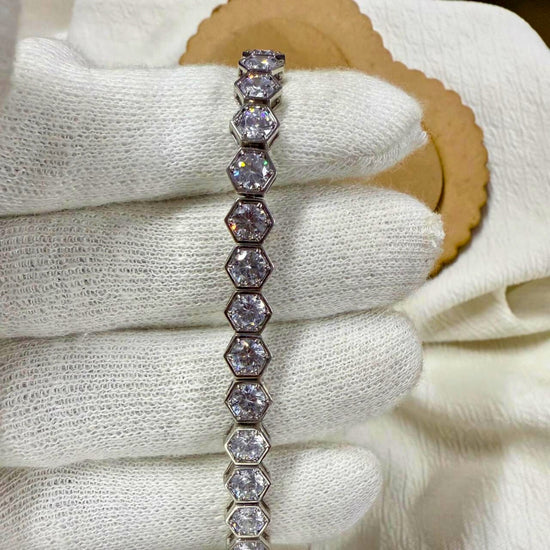 Round Diamond Bracelet in White Gold