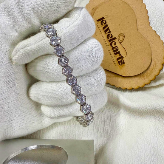 Round Diamond Bracelet in White Gold