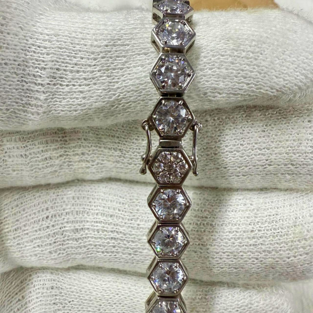 Round Diamond Bracelet in White Gold