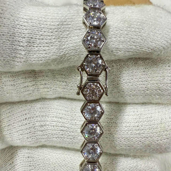 Round Diamond Bracelet in White Gold