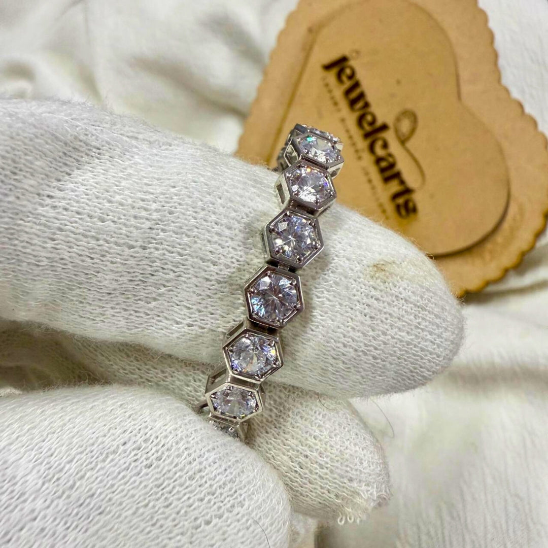 Round Diamond Bracelet in White Gold