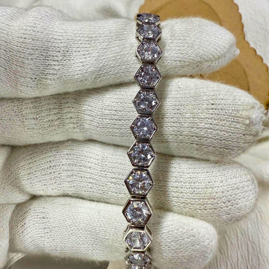 Round Diamond Bracelet in White Gold