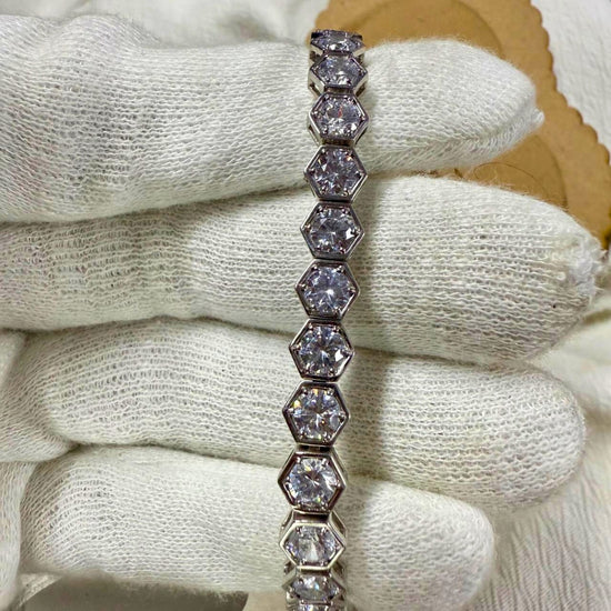 Round Diamond Bracelet in White Gold
