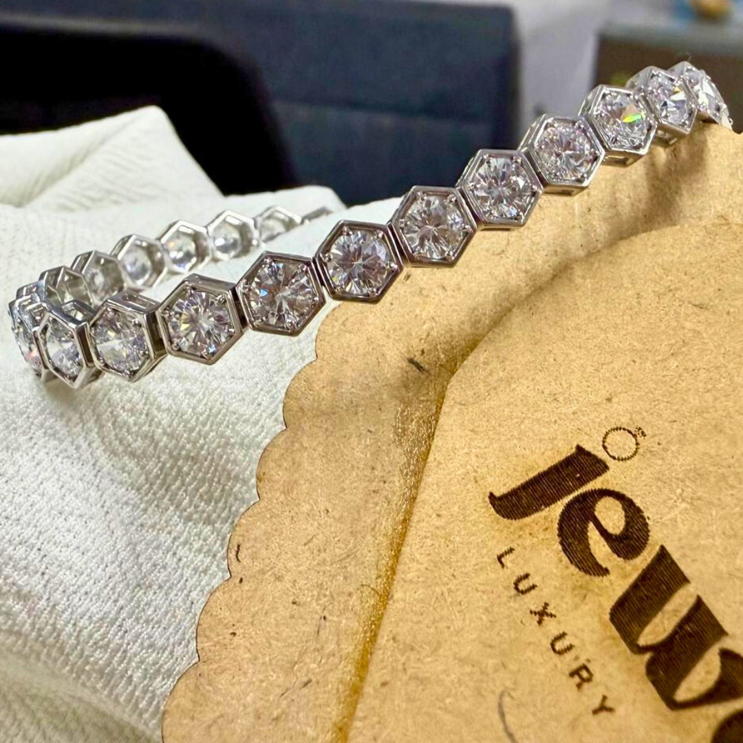 Round Diamond Bracelet in White Gold