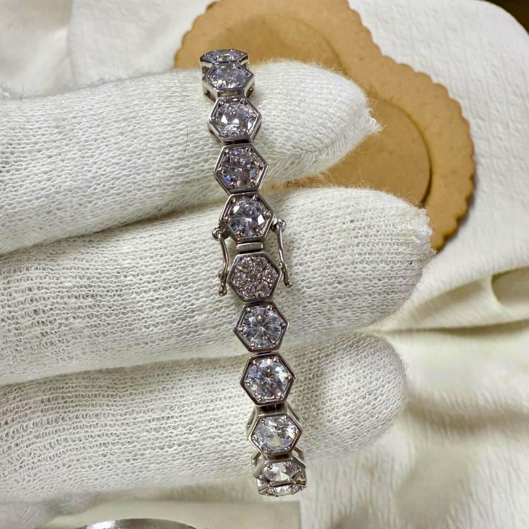 Round Diamond Bracelet in White Gold