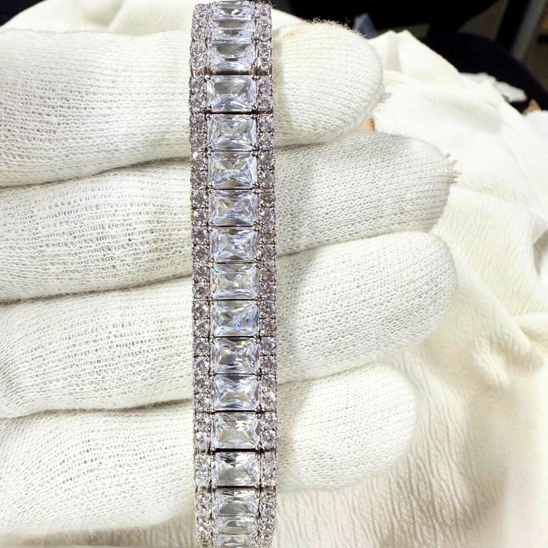 Exquisite Diamond Bracelet with Radiant and Round Cut Stones