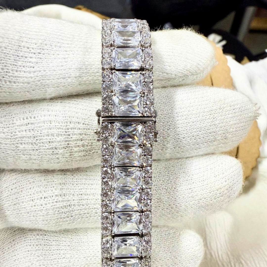 Exquisite Diamond Bracelet with Radiant and Round Cut Stones