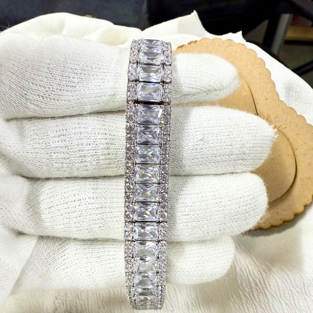 Exquisite Diamond Bracelet with Radiant and Round Cut Stones