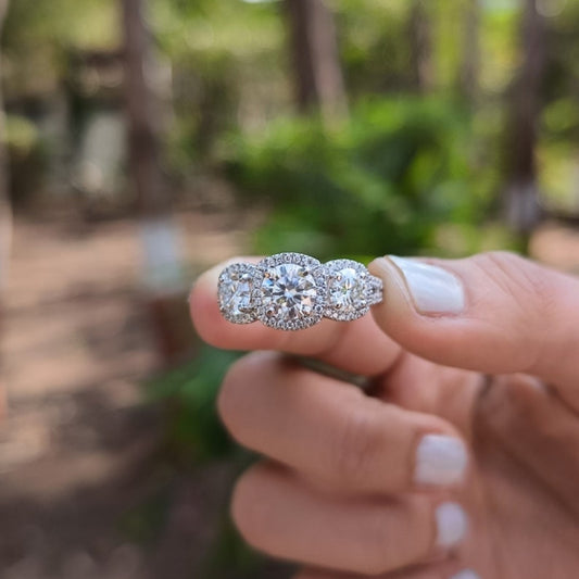 Unusual Round Cut Diamond Wedding Ring