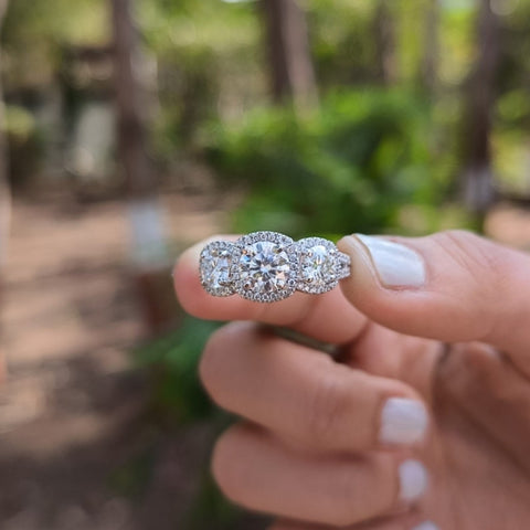 Unusual Round Cut Diamond Wedding Ring