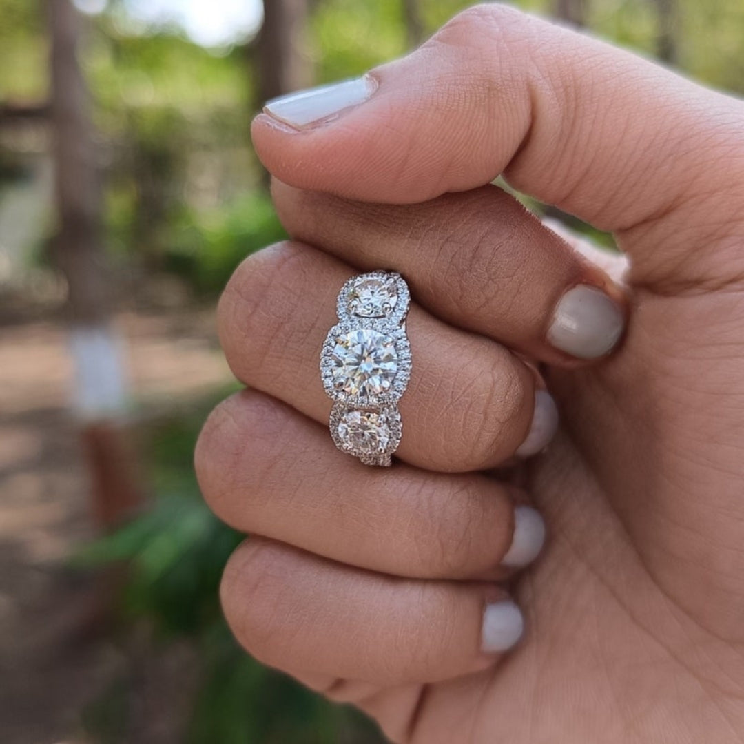 Unusual Round Cut Diamond Wedding Ring