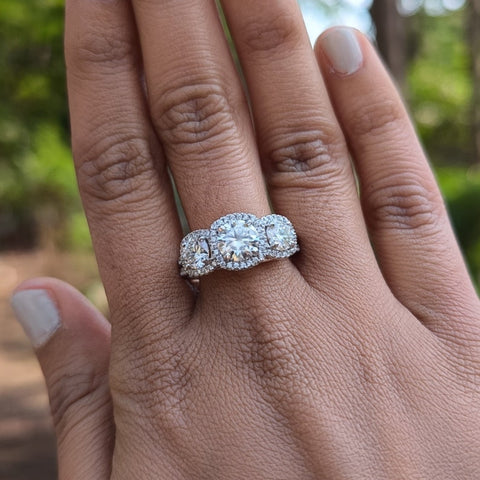 Unusual Round Cut Diamond Wedding Ring