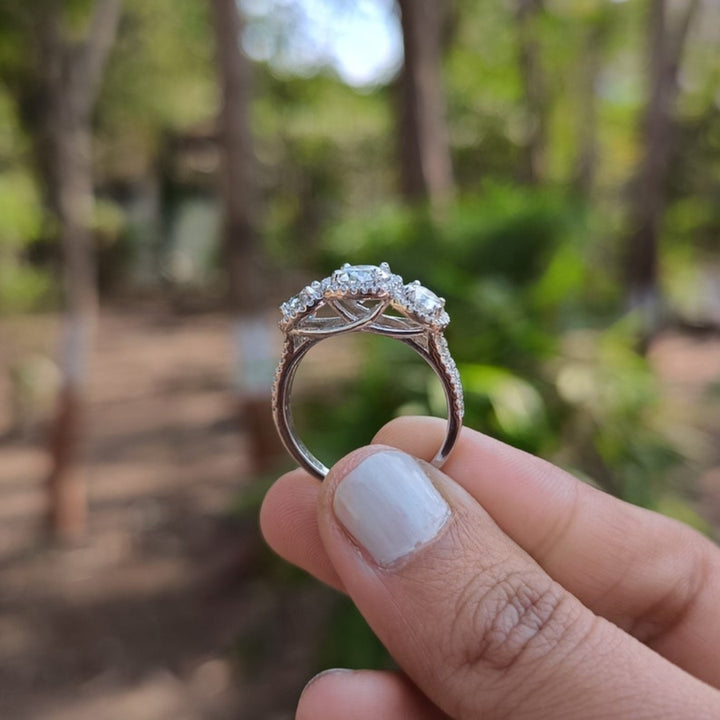 Unusual Round Cut Diamond Wedding Ring